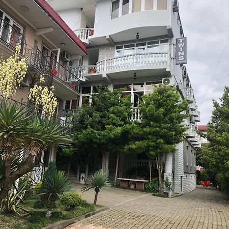Twins Guest House By Black Sea Кобулети Екстериор снимка