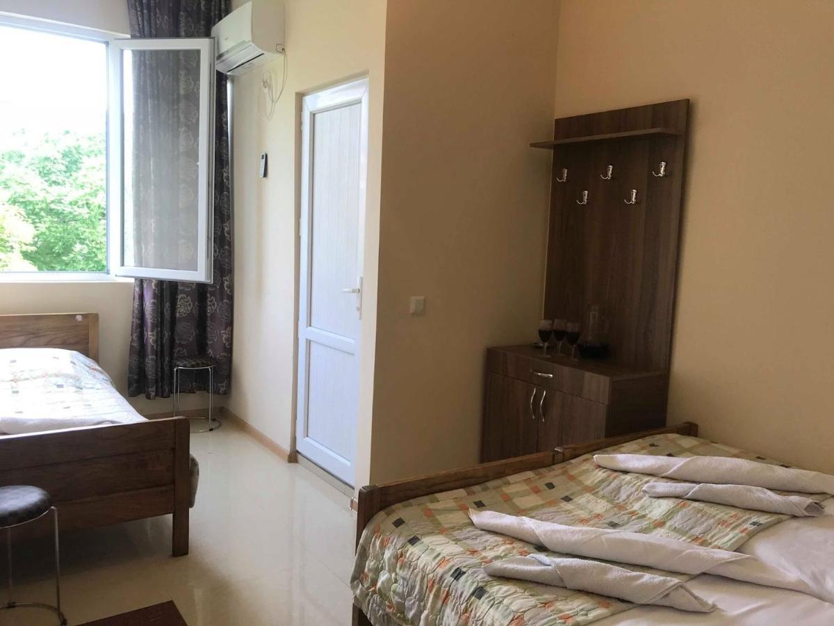 Twins Guest House By Black Sea Кобулети Екстериор снимка